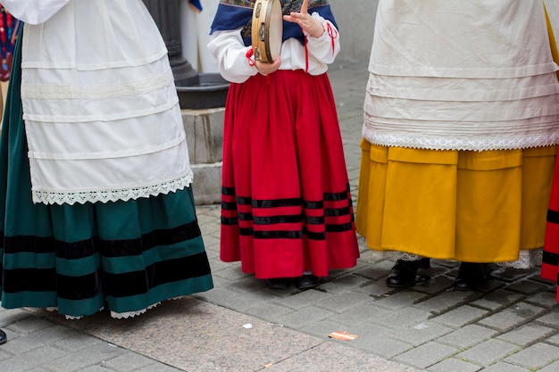 Sección baja de la gente de pie en la calle