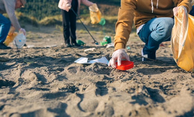 Foto sección baja de la gente en la playa