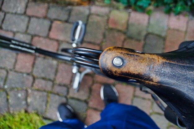 Foto sección baja de un hombre con una bicicleta en un sendero