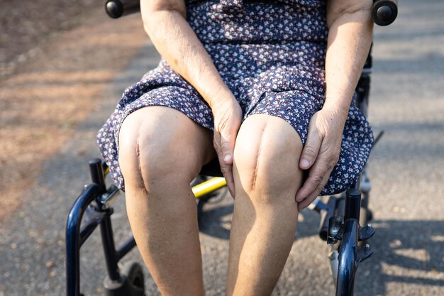 Foto sección baja de un hombre en bicicleta