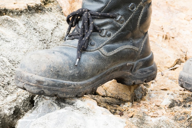 Sección baja de un hombre con botas mientras está de pie en tierra