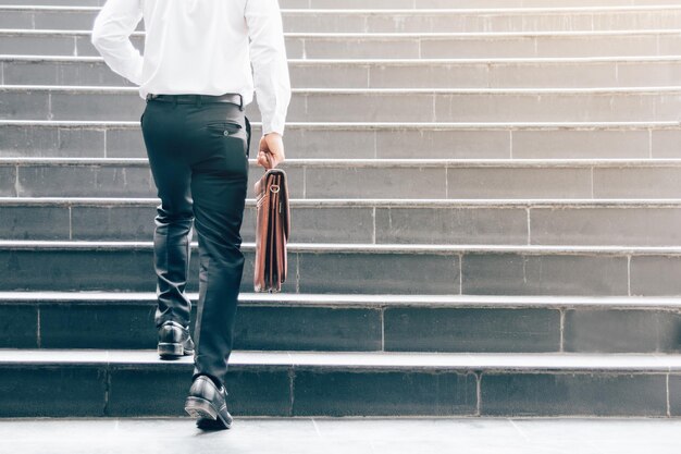 Sección baja de un hombre caminando contra la pared