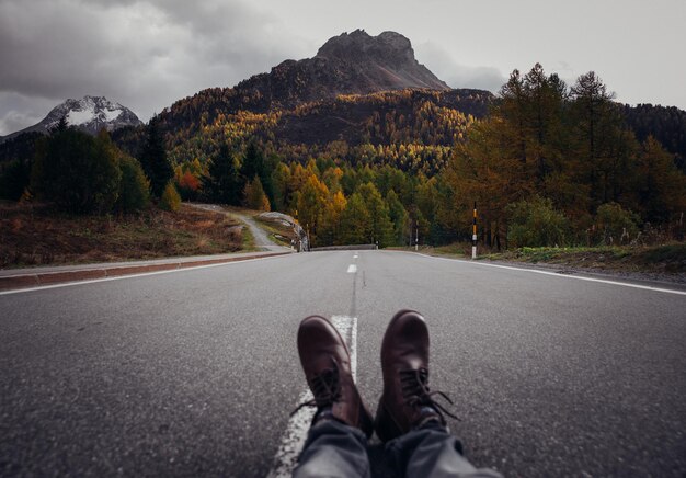 Foto sección baja del hombre en la carretera