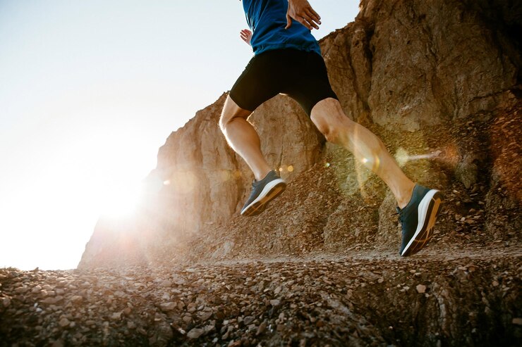 Foto sección baja del hombre corriendo por la tierra