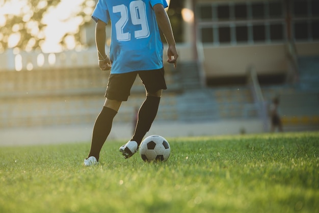 Foto sección baja de un hombre jugando al fútbol en el campo