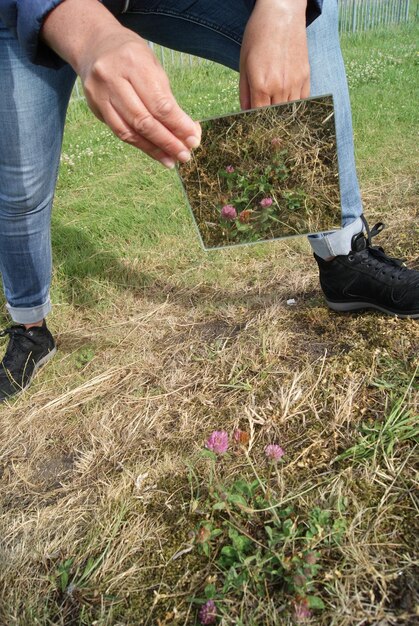 Sección baja del hombre con las manos en el campo