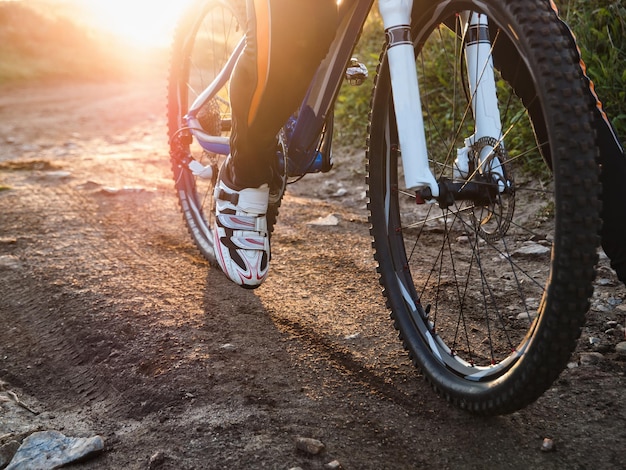 Foto sección baja de un hombre montando en bicicleta en un sendero