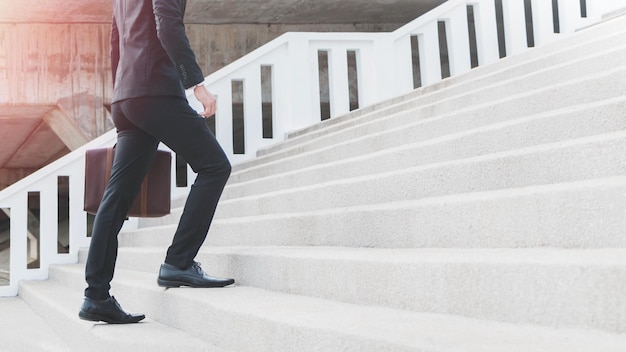 Foto sección baja de un hombre de negocios caminando por las escaleras