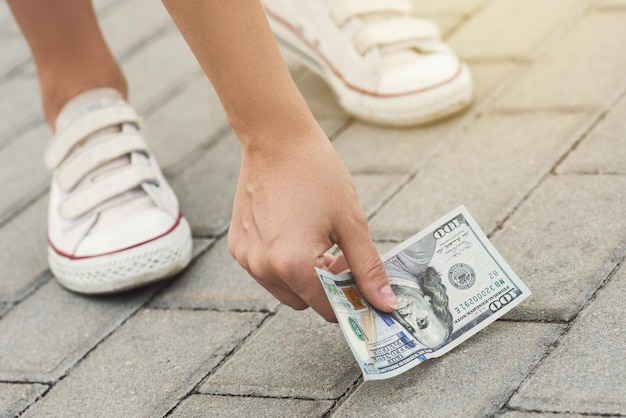 Foto sección baja del hombre con papel moneda