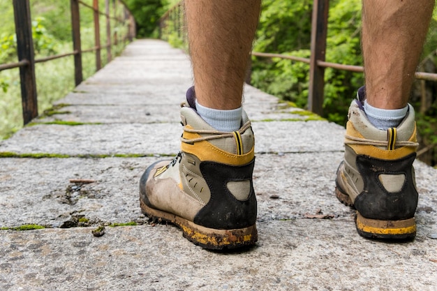 Sección baja del hombre parado en el sendero