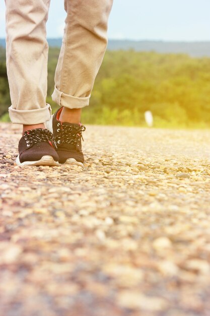 Foto sección baja del hombre de pie al aire libre