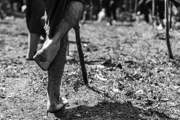 Foto sección baja de un hombre de pie en el campo