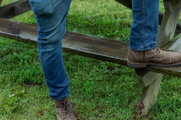 Foto sección baja del hombre de pie en el campo