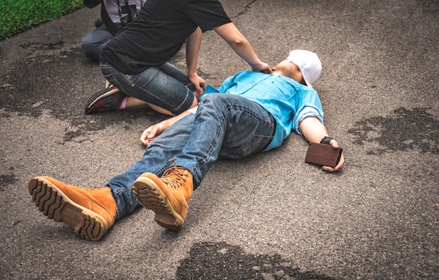 Sección baja de un hombre de pie en la carretera