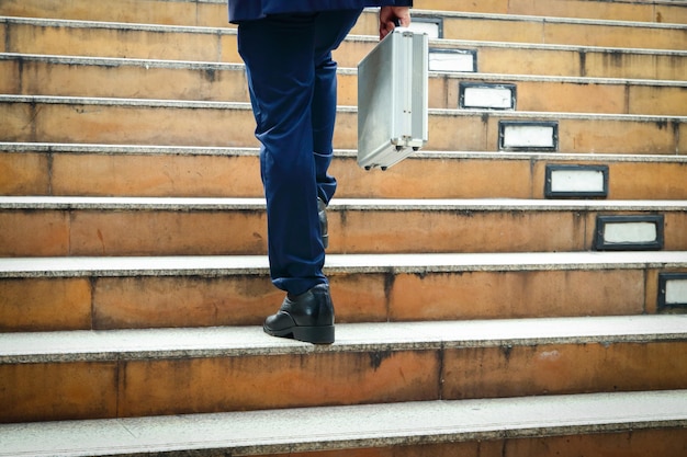 Foto sección baja del hombre de pie en la escalera