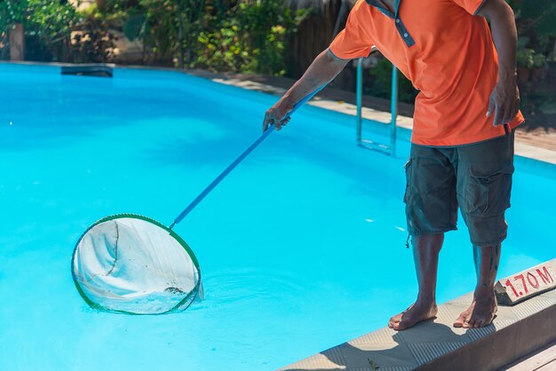 Foto sección baja de un hombre de pie junto a la piscina