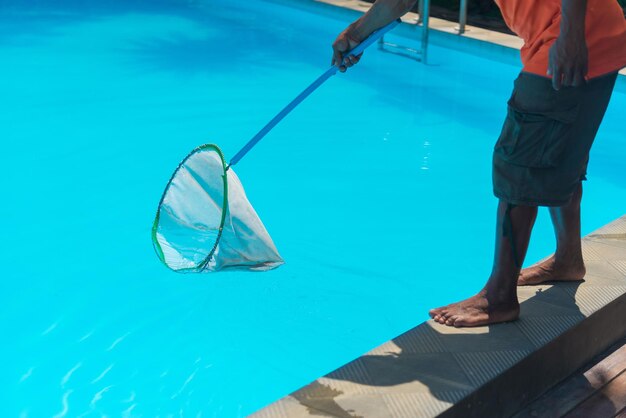 Foto sección baja de un hombre de pie en una piscina