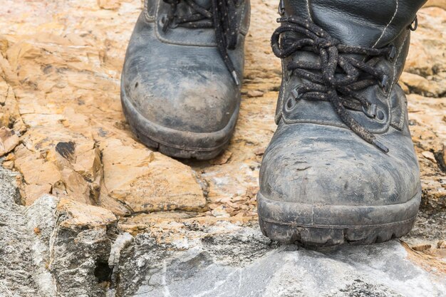 Sección baja de un hombre de pie en una roca