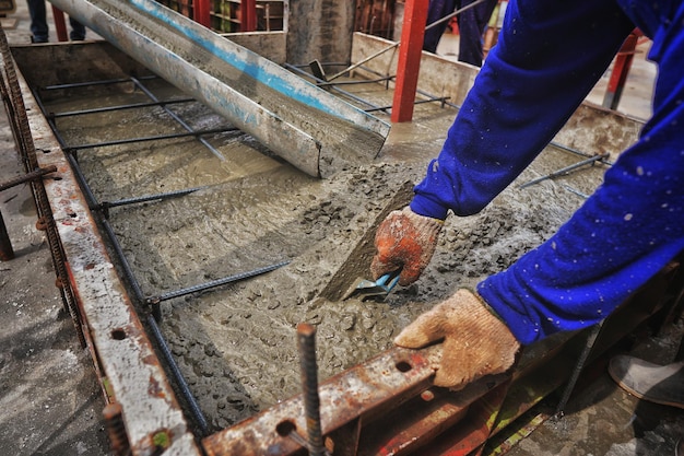 Sección baja del hombre que trabaja en el sitio de construcción