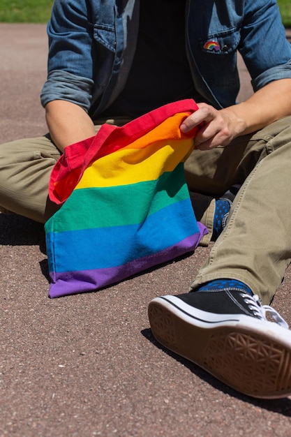 Foto la sección baja del hombre que usa zapatos de varios colores en la ciudad