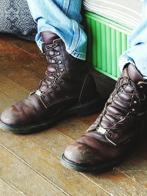 Sección baja del hombre que usa zapatos