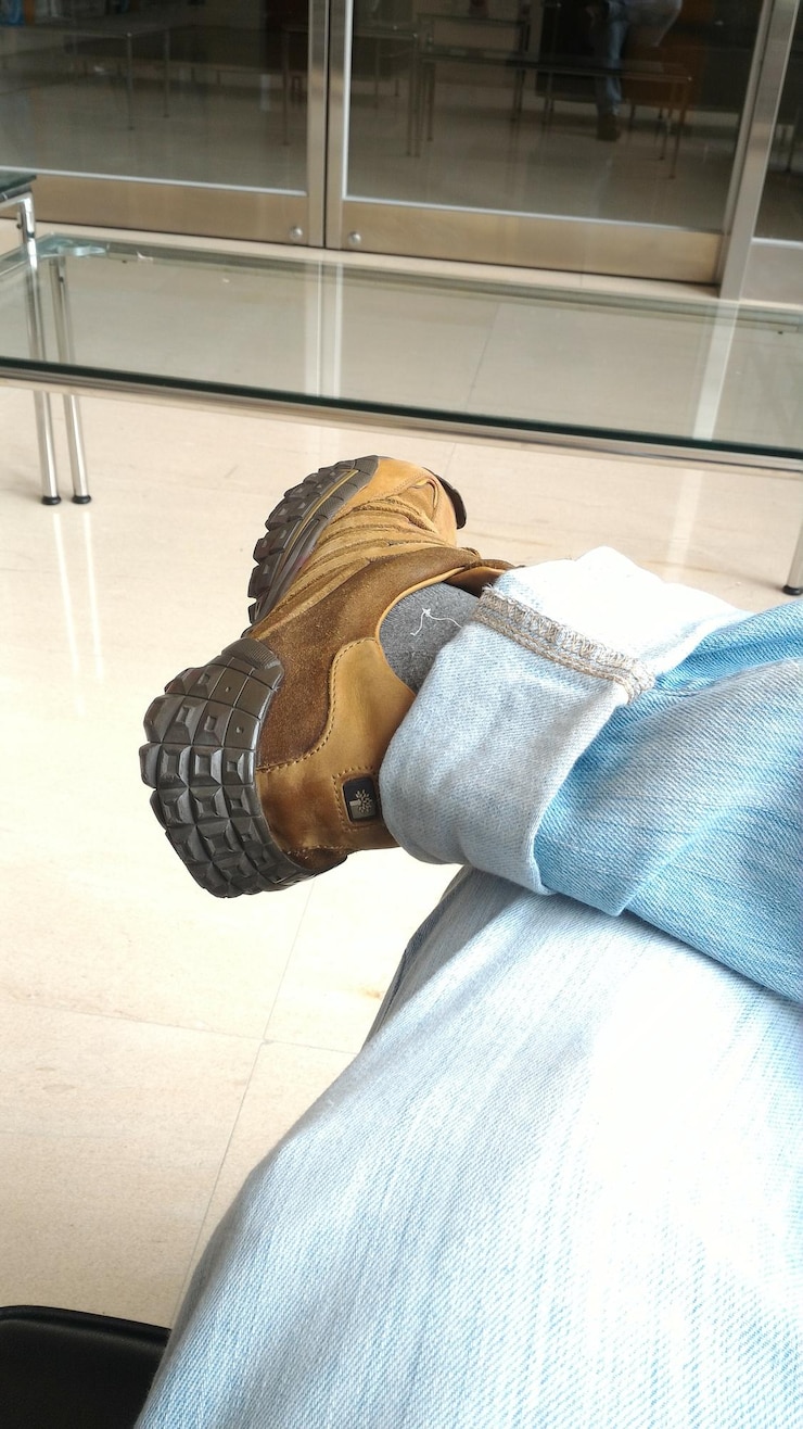 Foto sección baja de un hombre sentado en un banco