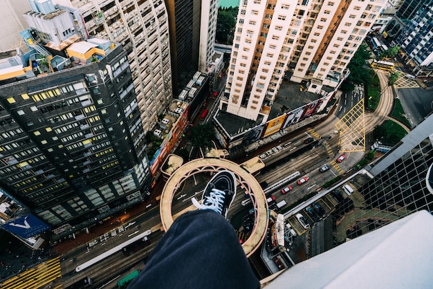 Foto sección baja de un hombre en una terraza de construcción en la ciudad