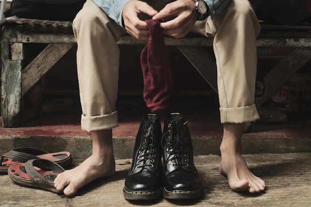 Foto sección baja de un hombre con zapatos