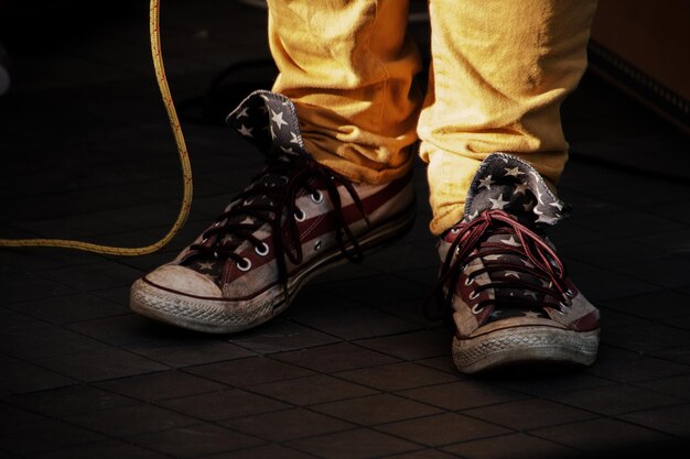 Foto sección baja de un hombre con zapatos