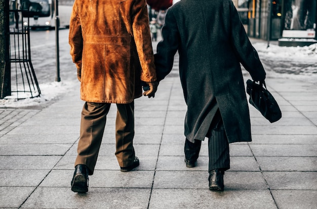 Sección baja de hombres caminando por la calle