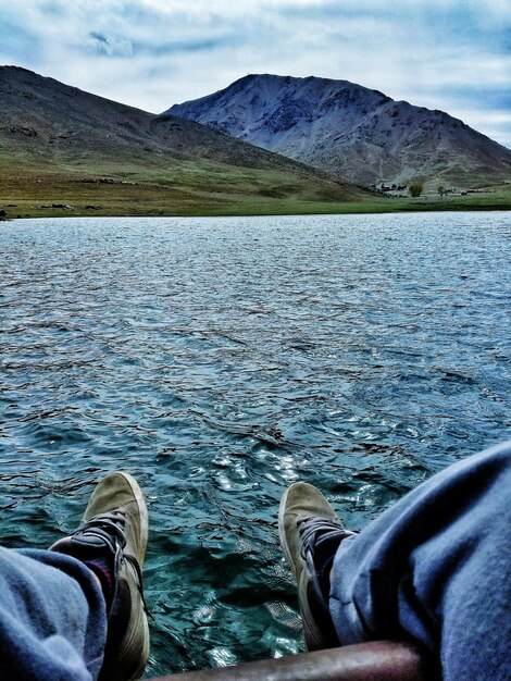 Foto sección baja de hombres por lago