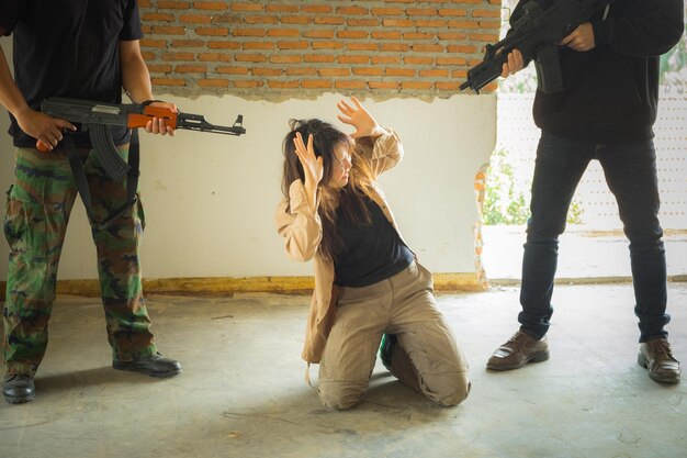 Foto sección baja de hombres por mujer atrapada en el piso