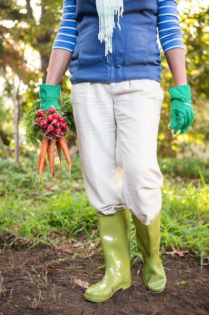 Sección baja de jardinero con verduras en el jardín