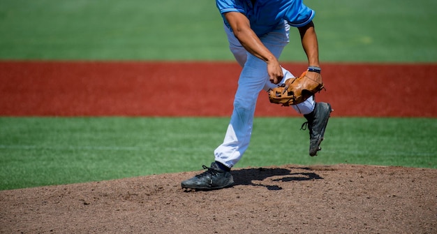 Sección baja de un jugador de béisbol jugando en el campo