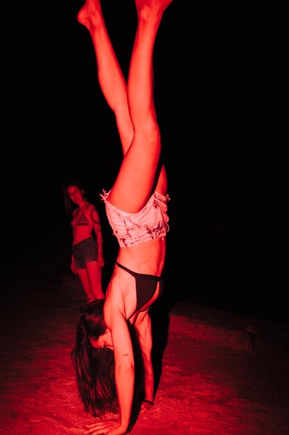 Foto sección baja de una mujer bailando contra un fondo negro