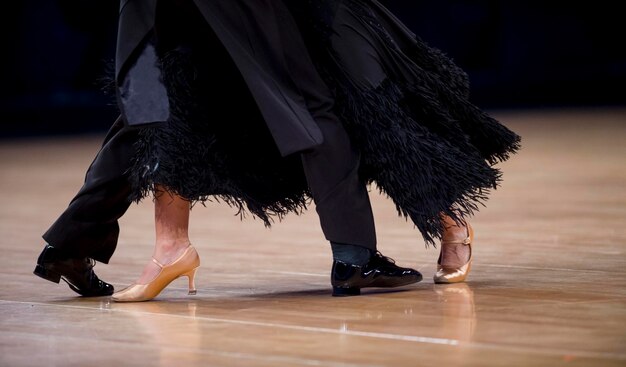 Foto sección baja de una mujer bailando en el suelo de madera dura