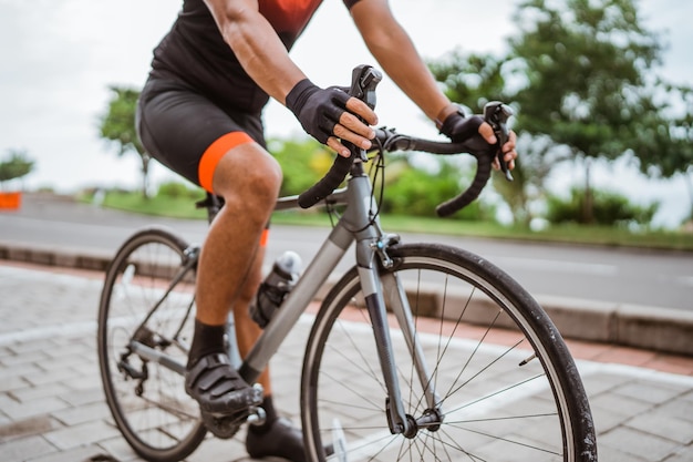 Foto sección baja de una mujer en bicicleta en la calle