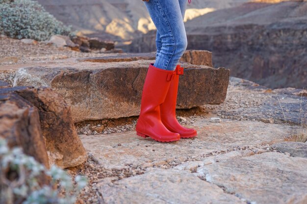 Foto sección baja de una mujer con botas rojas