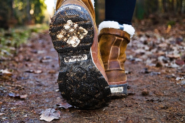 Sección baja de una mujer con botas