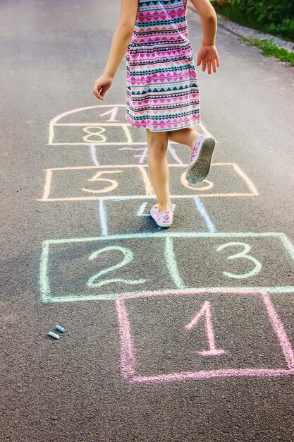 Foto sección baja de una mujer caminando por la carretera