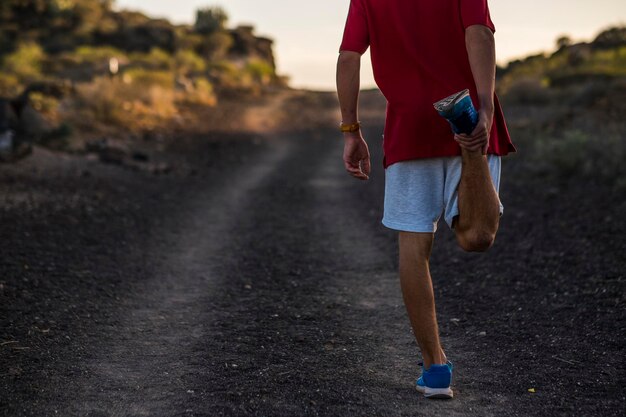 Foto sección baja de una mujer caminando por la carretera