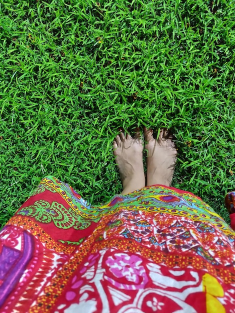 Foto sección baja de la mujer en el campo