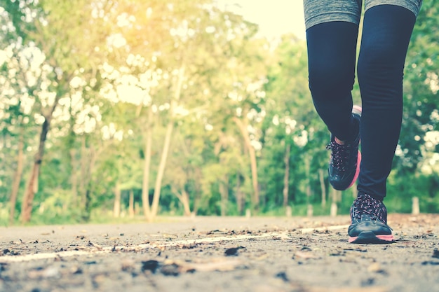 Sección baja de la mujer corriendo