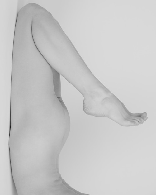 Foto sección baja de una mujer desnuda contra un fondo blanco