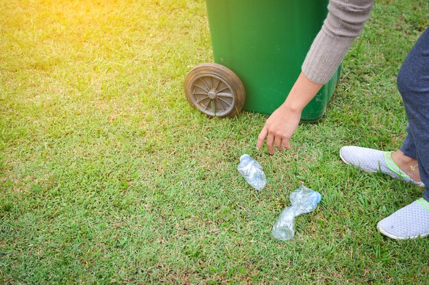 Sección baja de la mujer joven limpiando el parque