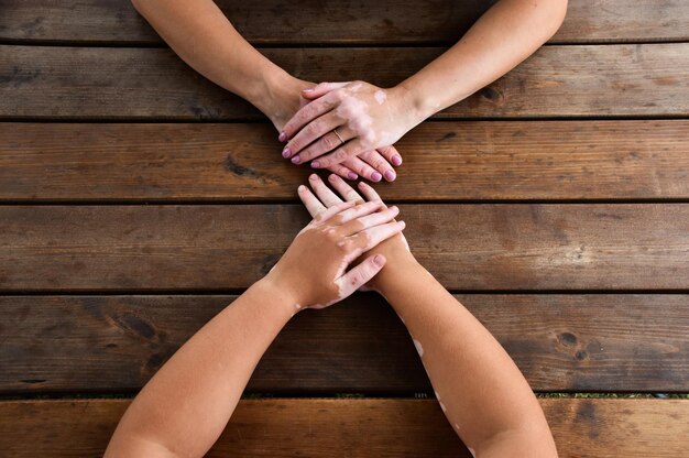 Foto sección baja de la mujer con las manos en la mesa