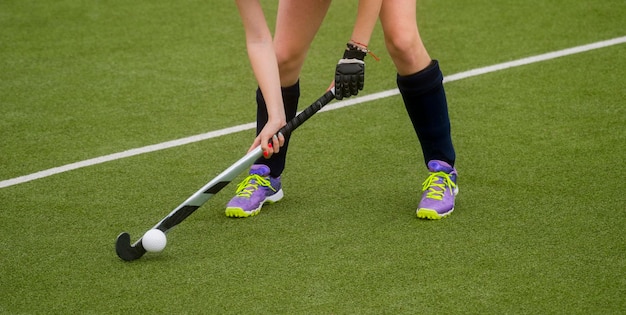 Foto sección baja de la mujer con la pelota en la hierba