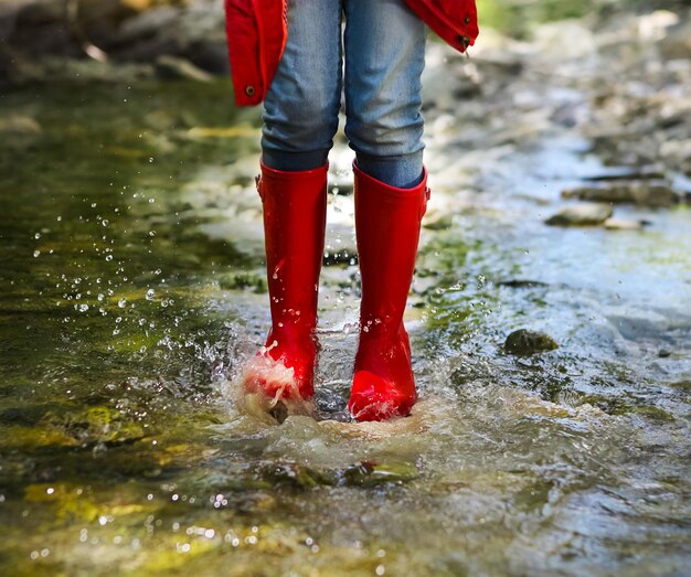 Foto sección baja de una mujer de pie en el agua