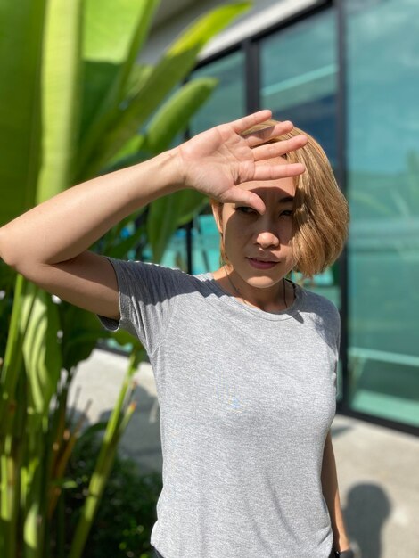 Foto sección baja de la mujer de pie al aire libre