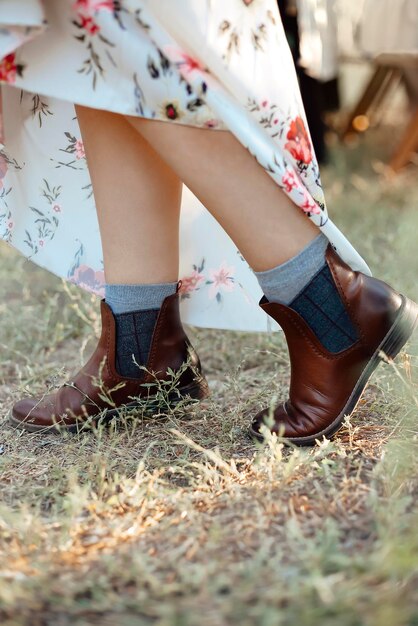 Foto sección baja de una mujer de pie en el campo